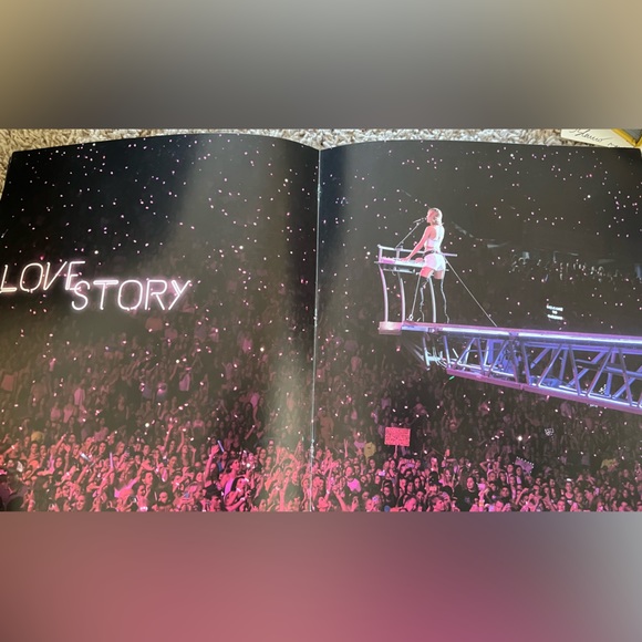 Taylor Swift 1989 World Tour Book - Picture 3 of 3
